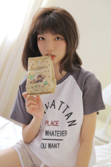 女人POOPING大便A卫生巾